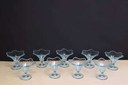 Neuf coupes à glace en verre coloré
H.12...