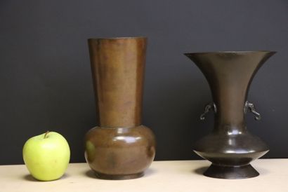 ASIE XX° Deux vases en bronze patiné
H.20...