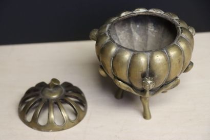 Brule parfum en bronze
JAPON XX°
H.12 cm...