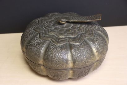 Boite en forme de citrouille en tôle ciselée
Chine...