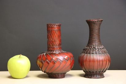 Paire de vases en porcelaine recouvert de...