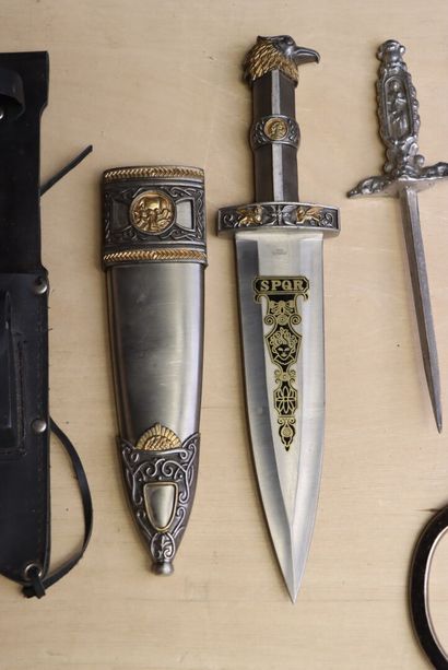 Trois poignards décoratifs et un sabre à...