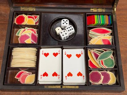 Coffret à jeux en bois noirci, marqueté de...