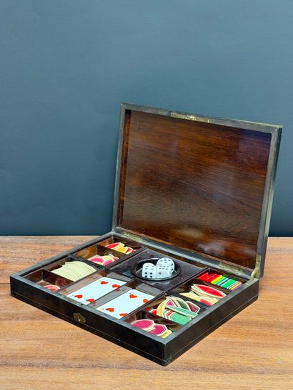 Coffret à jeux en bois noirci, marqueté de...