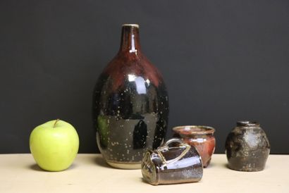 Vase à col resserré, deux pots et une boite...