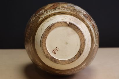 Grand vase en faïence de Satsuma sur socle...
