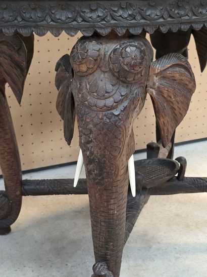 Guéridon en bois exotique sculpté reposant...