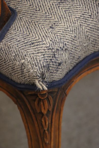 Deux fauteuils cabriolets de style Louis...