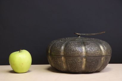 Boite en forme de citrouille en tôle ciselée
Chine...