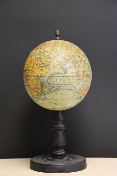 Globe terrestre en carton par Forest, pietement...