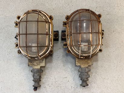 Deux hublots industriels en fonte signés...
