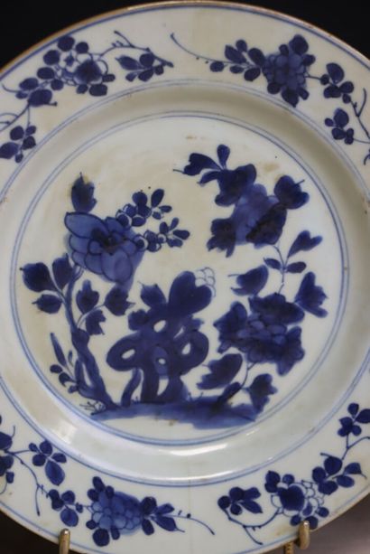 Quatre assiettes en porcelaine de Chine XVII°...