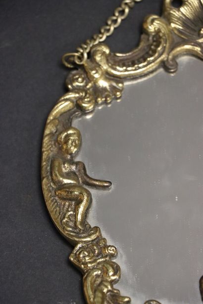 Petit miroir en bronze de style Régence.
27...