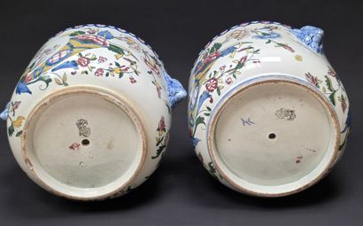 GIEN fin XIX°:
Paire de cache-pot, prises...