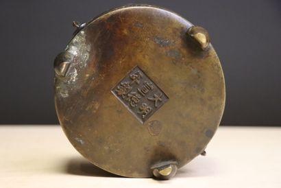 Cache pot tripode en bronze patiné. Chine...