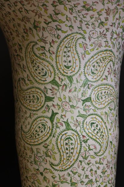 Porte parapluie en faience. 
H. :69 cm. 
petite...