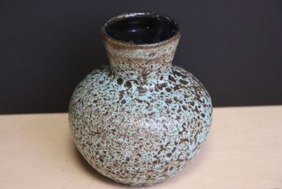 ACCOLAY
Vase en céramique émaillée. moucheté...