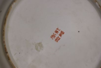 Huit assiettes en porcelaine de Chine XX°
D....