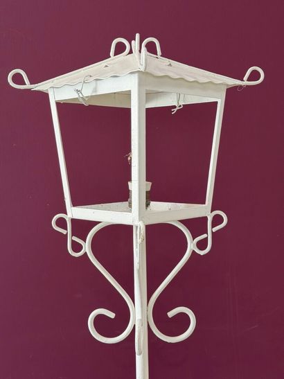Lampadaire et console de jardin en fer courbé...