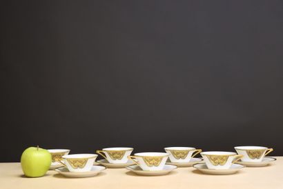 Sept tasses et soucoupes en porcelaine de...