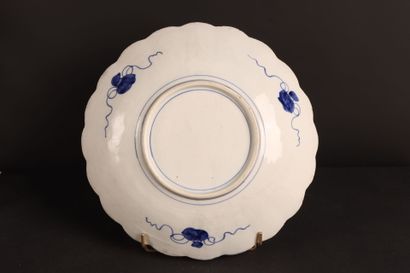 Plat en porcelaine IMARI
H: 33.5 cm.