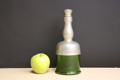 Bouteille en verre et étain. 
H. :26 cm.