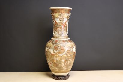 Grand vase en faïence de Satsuma sur socle...