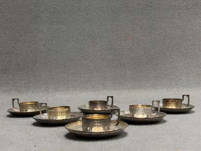 Six tasses et soucoupes en métal argenté....
