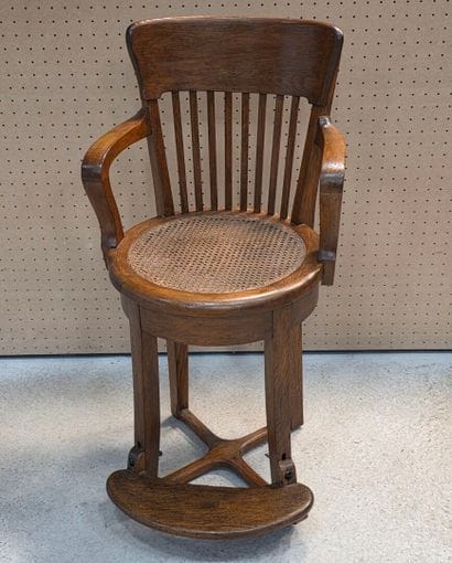Fauteuil de barbier en chêne, assise canné...