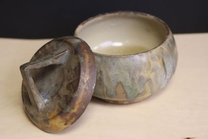 Pot couvert, petit vase et vide poche en...