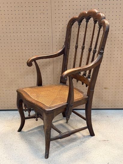 Fauteuil americain, assise cannée. 
Début...