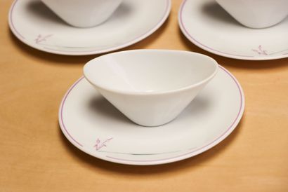 Lot de 15 verrines avec soucoupes en porcelaine...