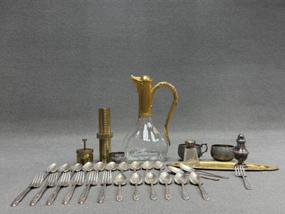 Lot comprenant:
Carafe, tasses, rond de serviette,...