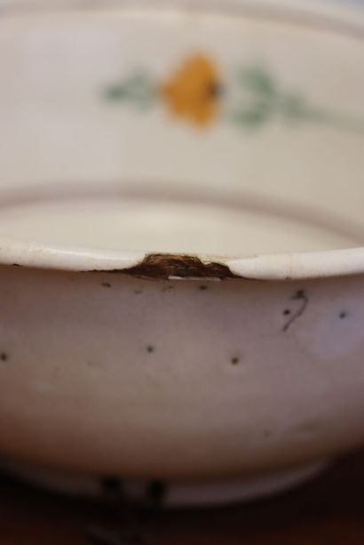 Lot de faïence: 
Deux assiettes, deux assiettes...