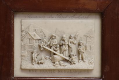 Deux médaillons en calcaire des fontaines...