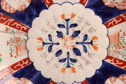 Plat en porcelaine IMARI
H: 33.5 cm.
