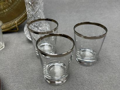 Lot comprenant: 
Vase, verres, vide poche,...