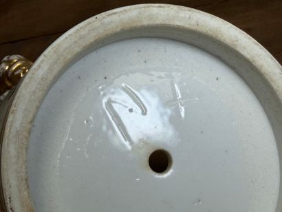 Paire de cache-pots en porcelaine à décor...