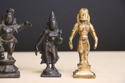 Divinités Indou - cinq sculptures en bronze,...