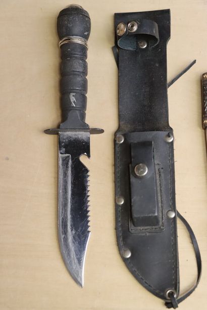 Trois poignards décoratifs et un sabre à...