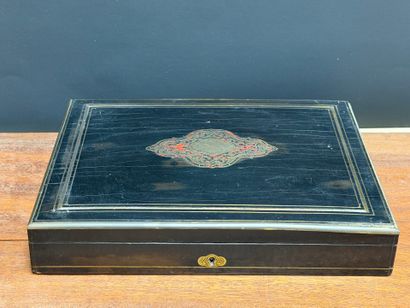 Coffret à jeux en bois noirci, marqueté de...