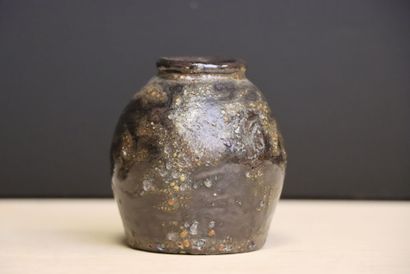 Vase à col resserré, deux pots et une boite...