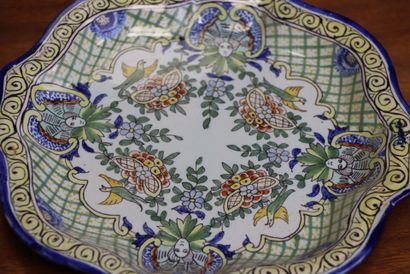 Nevers. 
Quatre petites assiettes en faïence....