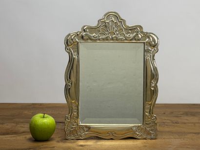 Miroir, cadre en métal argenté de style rocaille.
Travail...
