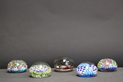 Collection de 5 boules presse papier sulfures...