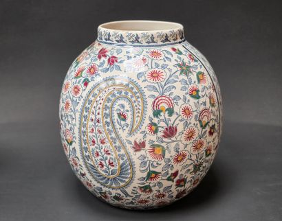 GIEN: deux vases en faience à décor cachemire.
H:...