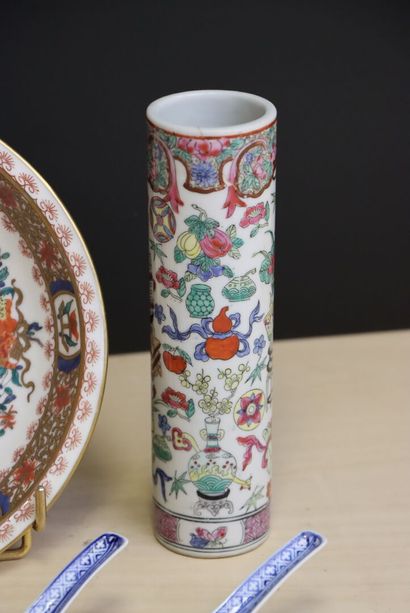Assiette creuse, vase rouleau, boite et cinq...