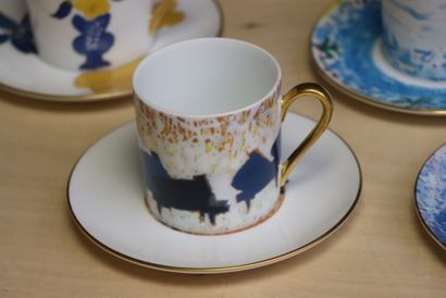 Dix tasses et soucoupes en porcelaine à décors...