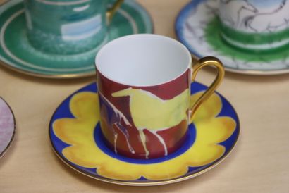 Dix tasses et soucoupes en porcelaine à décors...