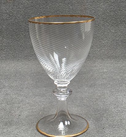 Grand verre sur piédouche en verre, contour...